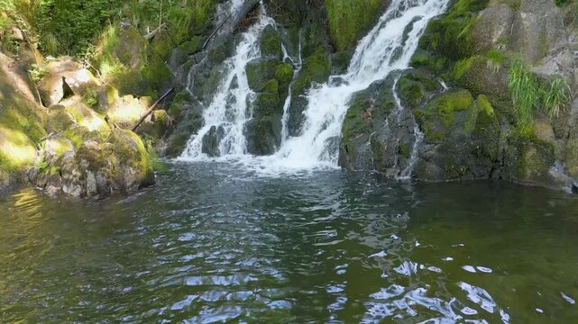 Bassin et partie haute de la cascade du Saut du Bouchot dans les Vosges