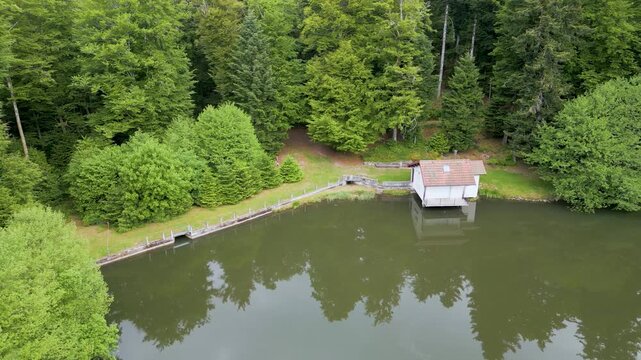 Petit &eacute;tang et barraque de p&ecirc;che dans la for&ecirc;t des Vosges dans la r&eacute;gion de Remiremont