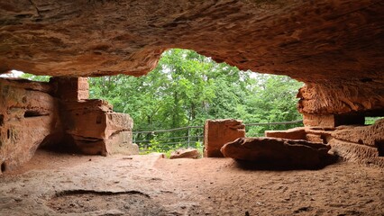 Dans les ruines du château semi-troglodyte de Falkenstein et ses anciennes écuries taillées à même le rocher de grès rose (Vosges du Nord, Alsace) © Arnaud