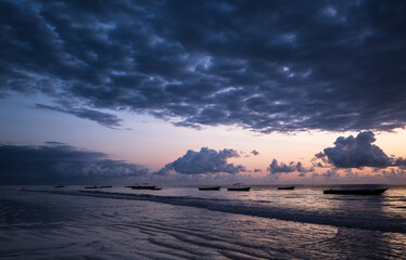 Magiczny świt na plaży Kiwengwa Zanzibar Tanzania © kubikactive