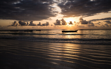 Magiczny świt na plaży Kiwengwa Zanzibar Tanzania © kubikactive