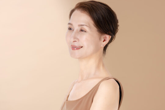 美容　女性　ベージュバック