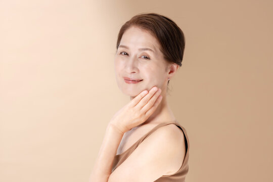 美容　女性　ベージュバック