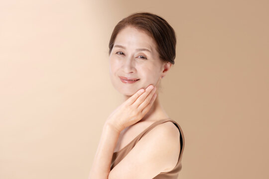 美容　女性　ベージュバック