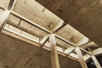 Obraz premium industrial warehouse or commercial area in an architectural background with bare cement pillars supporting a ceiling before construction