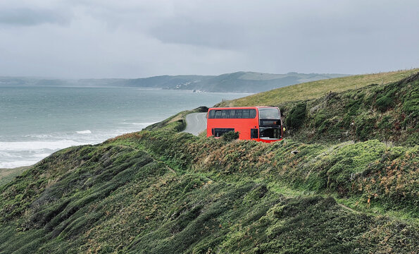 gr&uuml;ne K&uuml;ste am &Auml;rmelkanal bei Plymouth mit rotem Doppeldeckerbus