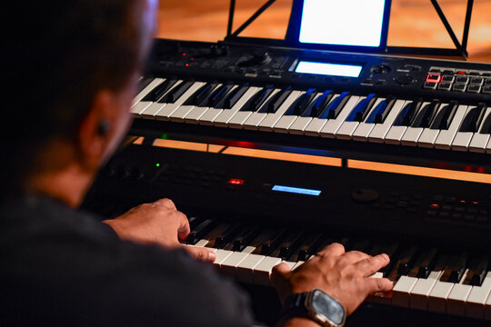 Homem tocando piano cl&aacute;ssico em um teatro