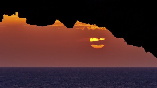 Dawn, Arco dell'Elefante, sunrise, rock gate, sun disk, Pantelleria, Pelagic Islands, Sicily, Italy