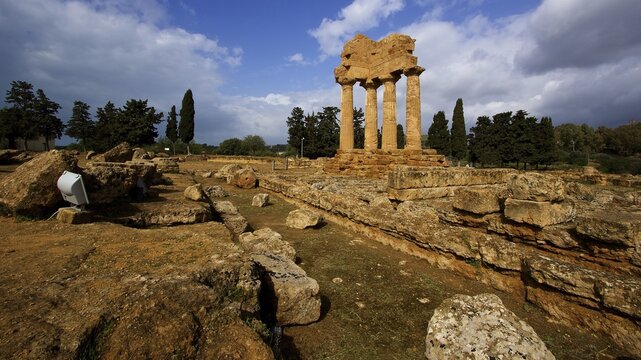 Corner of a temple, columns, chapter, entablature, temple of the Dioscuri, valley of the temples, valle dei templi, Agrigento, Sicily, Italy
