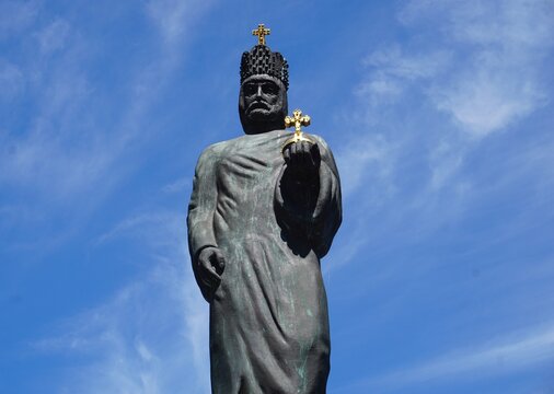 Frontal close up of the bronze statue of King Barbarossa holding a globus cruciger on Brooksbr&uuml;cke (Brooks Bridge), Hafencity, Hamburg, Germany