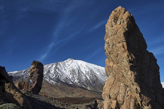 Roques de Garcia, Two distinctive rocks against snow-covered mountain under blue sky, Teide, Parque Nacional del Teide, Teide National Park, volcano, volcanism, UNESCO World Heritage Site, Tenerife, Canary Islands, Spain