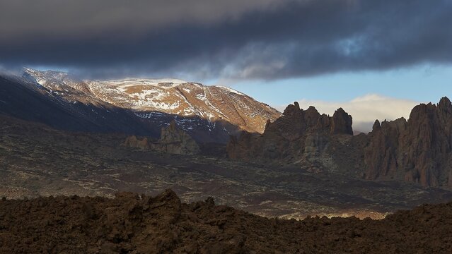 Llano de Ucanca, dramatic landscape with rock formations and partly cloudy sky, Teide, Parque Nacional del Teide, Teide National Park, volcano, volcanism, UNESCO World Heritage Site, Tenerife, Canary Islands, Spain