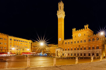 Obraz premium Historischer Palazzo Pubblico und Torre del Mangia bei Nacht auf der Piazza del Campo in Siena, Italien - Historischer Palazzo Pubblico und Torre del Mangia bei Nacht auf der Piazza del Campo in Siena