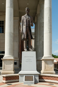 Statue of President Abraham Llincoln outside the Judicial Center in Springfield, Kentucky, USA