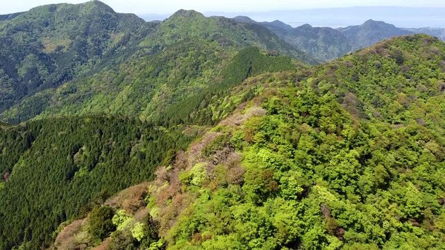 多良岳山頂の上空から望む五家原岳
