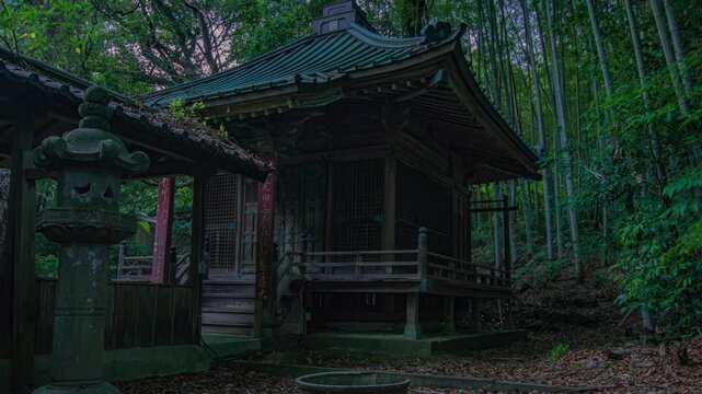 お寺のお堂とヒメボタル