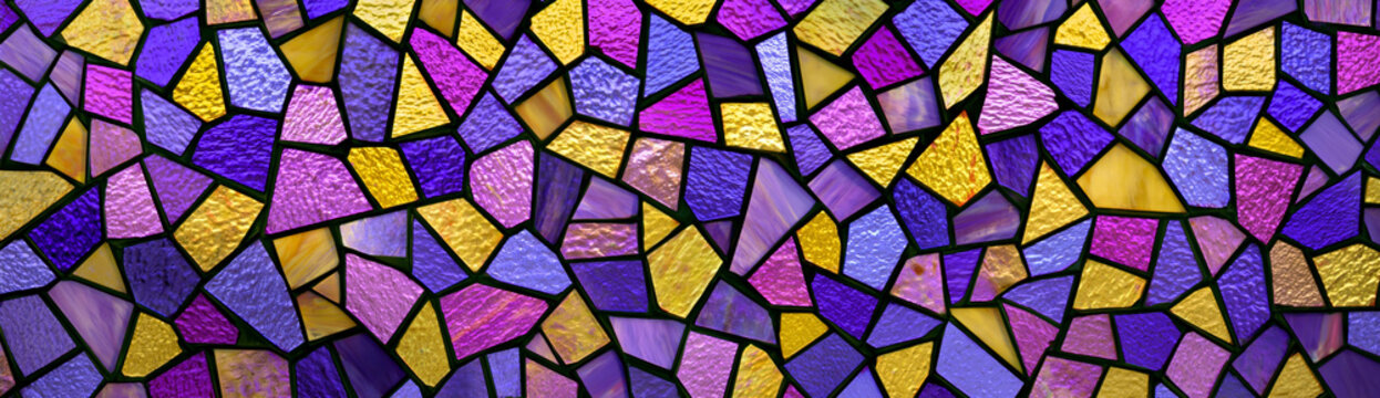 Vitral em mosaico com padr&atilde;o geom&eacute;trico abstrato em tons de roxo, violeta, lil&aacute;s e amarelo dourado, fragmentos de vidro texturizado, fundo decorativo panor&acirc;mico colorido.