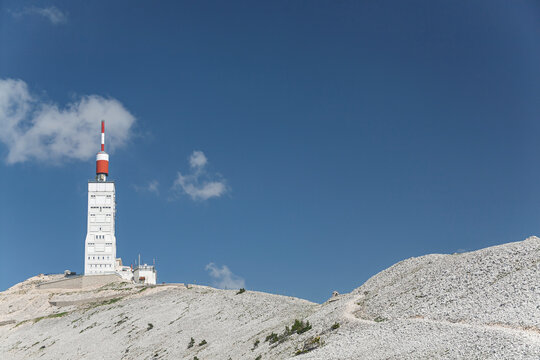 Gipfel des Mont Ventoux mit Turm der Wetterstation