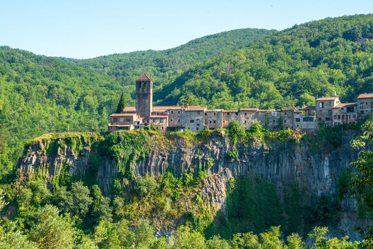 Clifftop village of Castellfollit de la Roca, Garrotxa, Province of Girona, Catalonia, Spain