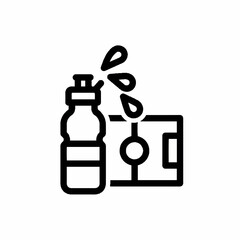 Obraz premium Water bottle icon featuring a soccer field design in black and white colors. Ideal for sportsthemed designs and fitnessrelated projects.