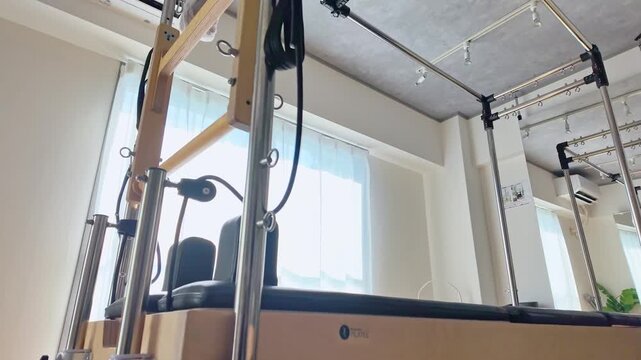 キャフォーマーの置かれたピラティススタジオ。マシンピラティス、スタジオ、ジム、フィットネス、レッスン