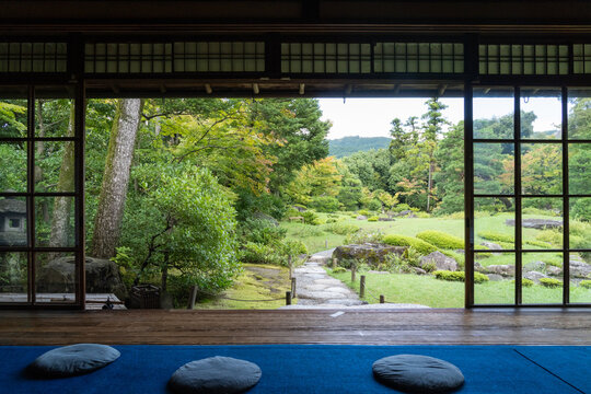 無鄰菴の母屋から眺める庭園