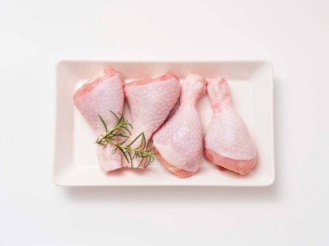 4,날것,닭고기,닭다리,북채,로즈메리,사각형,접시,한국