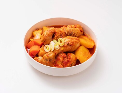 닭도리탕,닭고기,고추장,당근,양파,대파,감자,그릇,한국