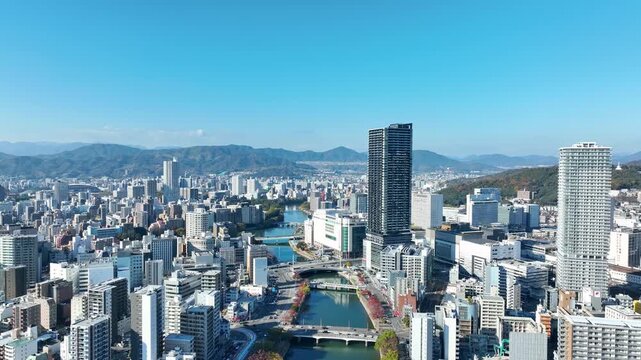 都市と青空の風景ドローン空撮