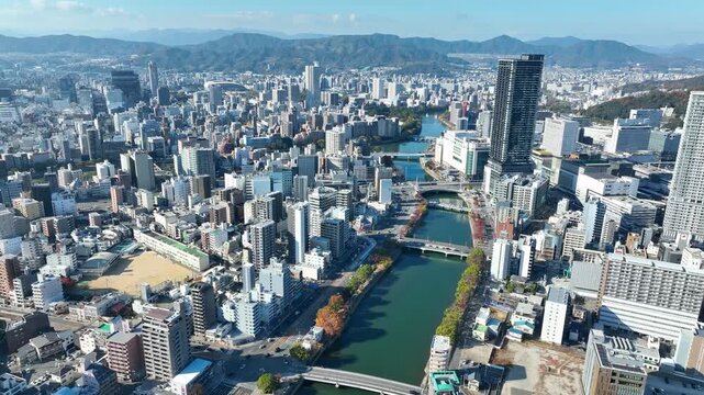 都市と青空の風景ドローン空撮