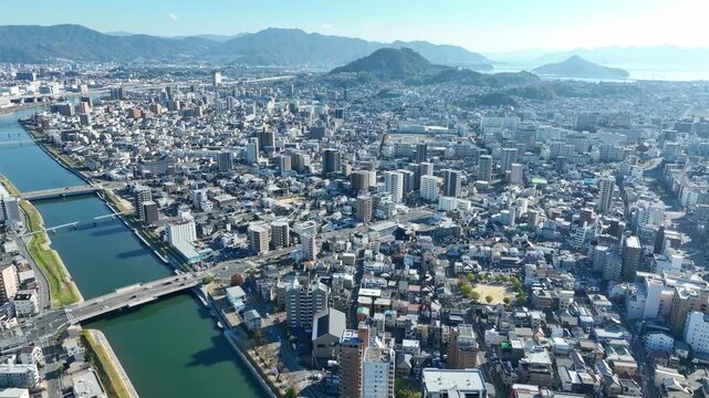 都市と青空の風景ドローン空撮