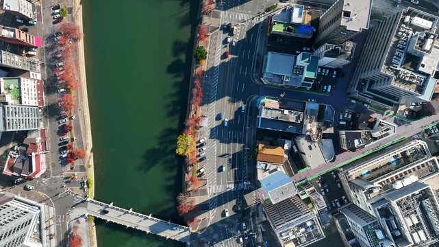 都市と道路の風景のドローン空撮
