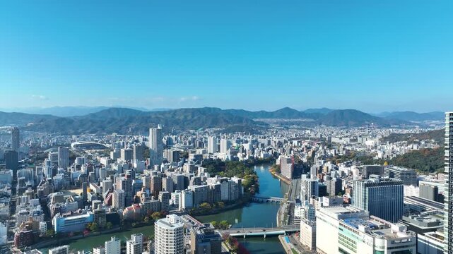 都市と青空の風景のドローン空撮