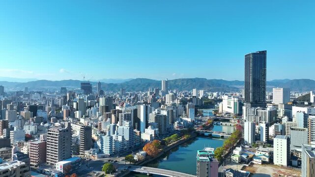 都市、社会、ドローン、空撮、河川、交通、建設、青空、環境、自然、防災、天気、晴れ、昼間、橋、インフラ、行政、物流、ロジスティクス、産業、ビジネス、開発、発展、ビル、紅葉、コピースペース、河川敷、堤防、マンション、不動産、地方、広島、日本、俯瞰、展望、パノラマ、地平線、山林、山地、住宅、経済、暮らし、経営、スカイライン、水運、タワマン、都会、風景、景色