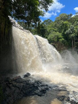 La puissance d'une cascade au Cambodge, Busra Waterfall