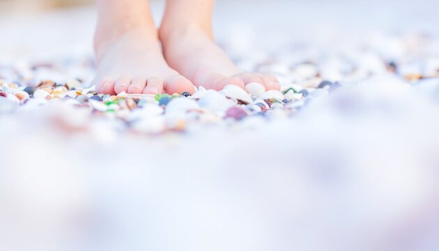 貝殻拾い、海で子供の足