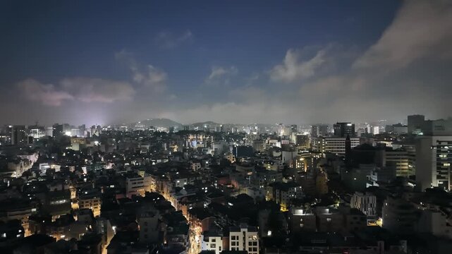 都市と空の夜景のタイムラプス