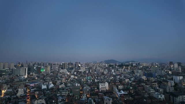 都市と空の夜景のタイムラプス