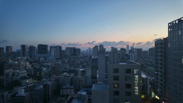 都市と空の夜景のタイムラプス