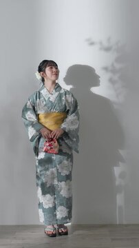 スマホを使う浴衣を着た10代女性のポートレート