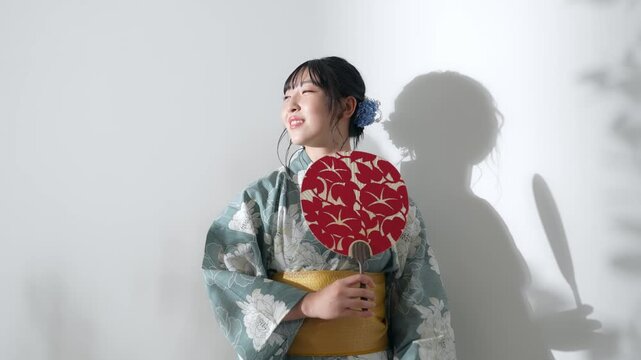 浴衣を着た10代女性