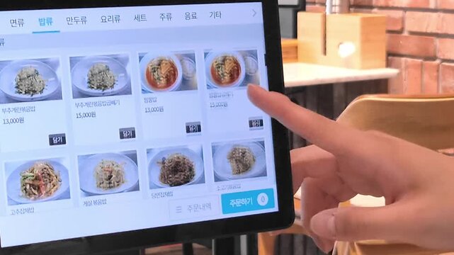 디지털 키오스크 터치스크린에서 식사를 주문하는 고객