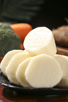 Fresh Yunnan Mountain Yam Slices with Ganoderma Lucidum and Vegetables