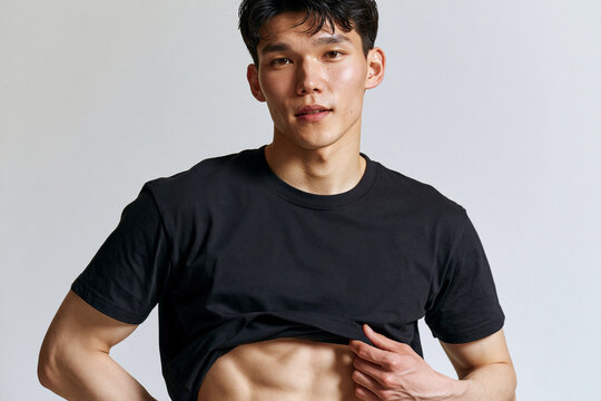 鍛えた腹筋を見せる男性のフィットネス広告イメージ