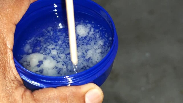 Mixing natural coconut oil with ocote pine turpentine extract liquid