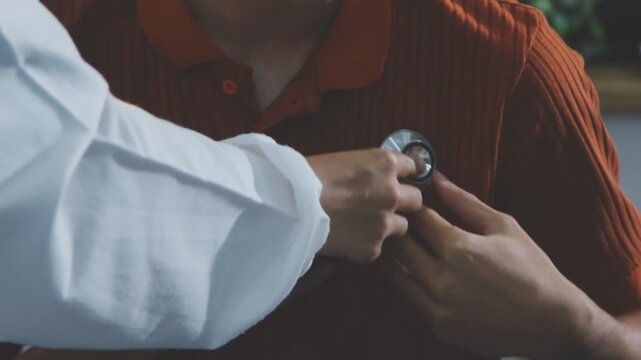 The doctor examines the patient's heart to analyze and listen to whether the heart rhythm is abnormal or normal in order to diagnose and draw conclusions from the patient for further treatment.