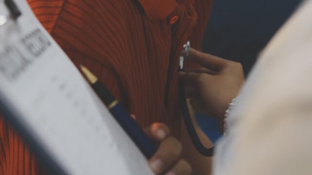 The doctor examines the patient's heart to analyze and listen to whether the heart rhythm is abnormal or normal in order to diagnose and draw conclusions from the patient for further treatment.