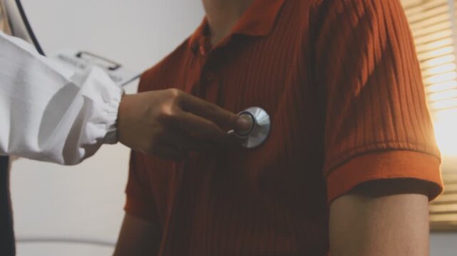 The doctor examines the patient's heart to analyze and listen to whether the heart rhythm is abnormal or normal in order to diagnose and draw conclusions from the patient for further treatment.