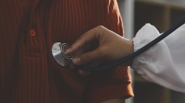 The doctor examines the patient's heart to analyze and listen to whether the heart rhythm is abnormal or normal in order to diagnose and draw conclusions from the patient for further treatment.