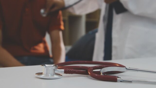 The doctor examines the patient's heart to analyze and listen to whether the heart rhythm is abnormal or normal in order to diagnose and draw conclusions from the patient for further treatment.